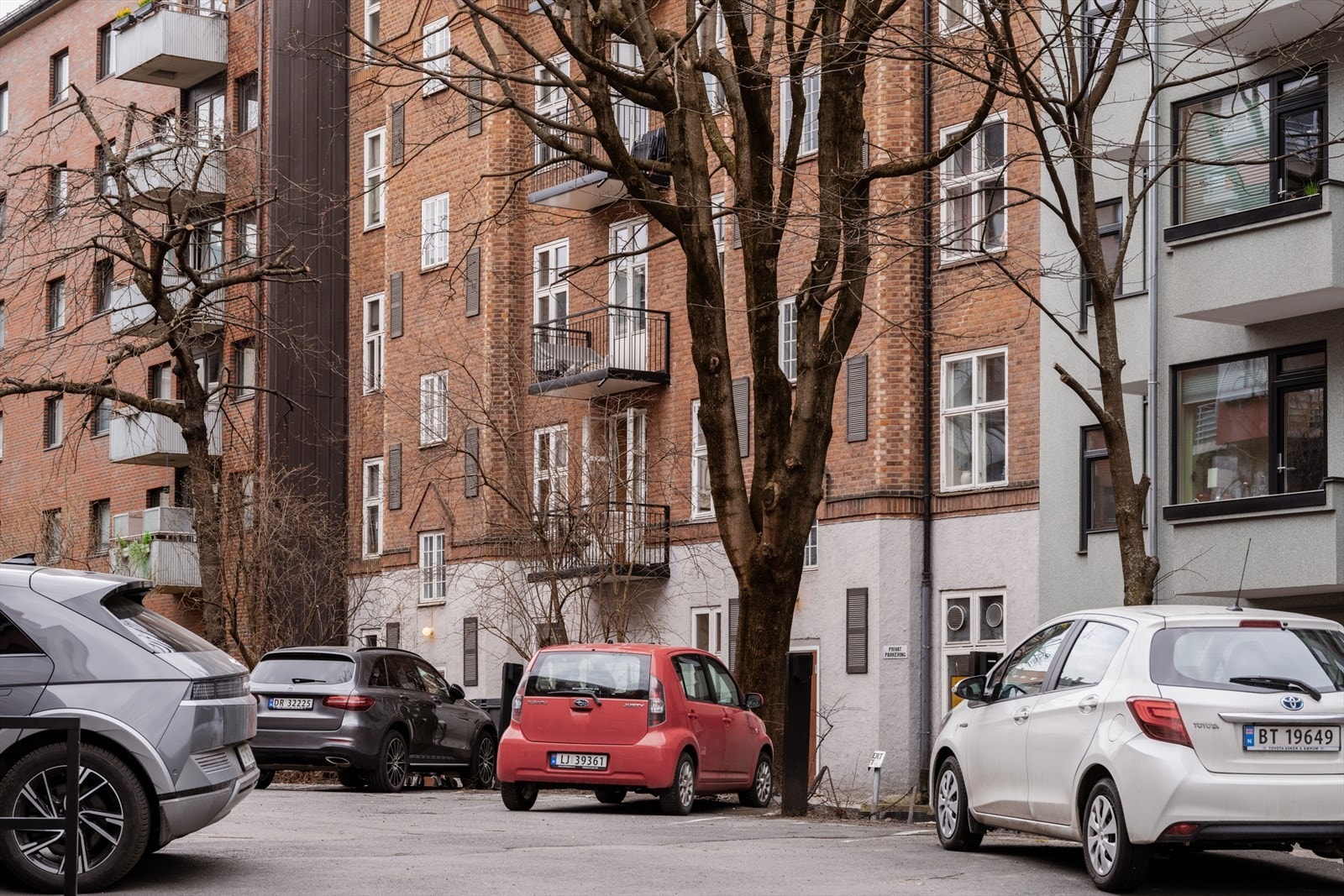 Sameiet disponerer 3 parkeringsplasser. Disse fordeles av styret etter ansiennitet Galleribilde
