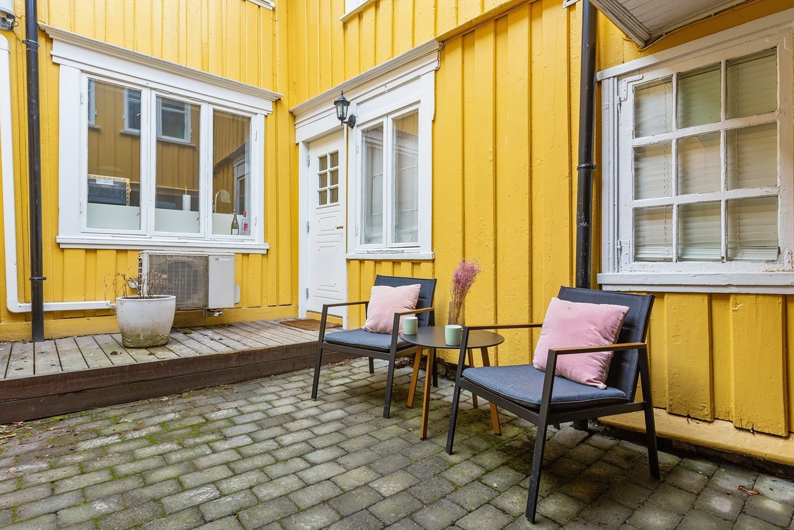 Til tross for den sentrumsnære beliggenheten bor du i et rolig og skjermet boligområde Galleribilde