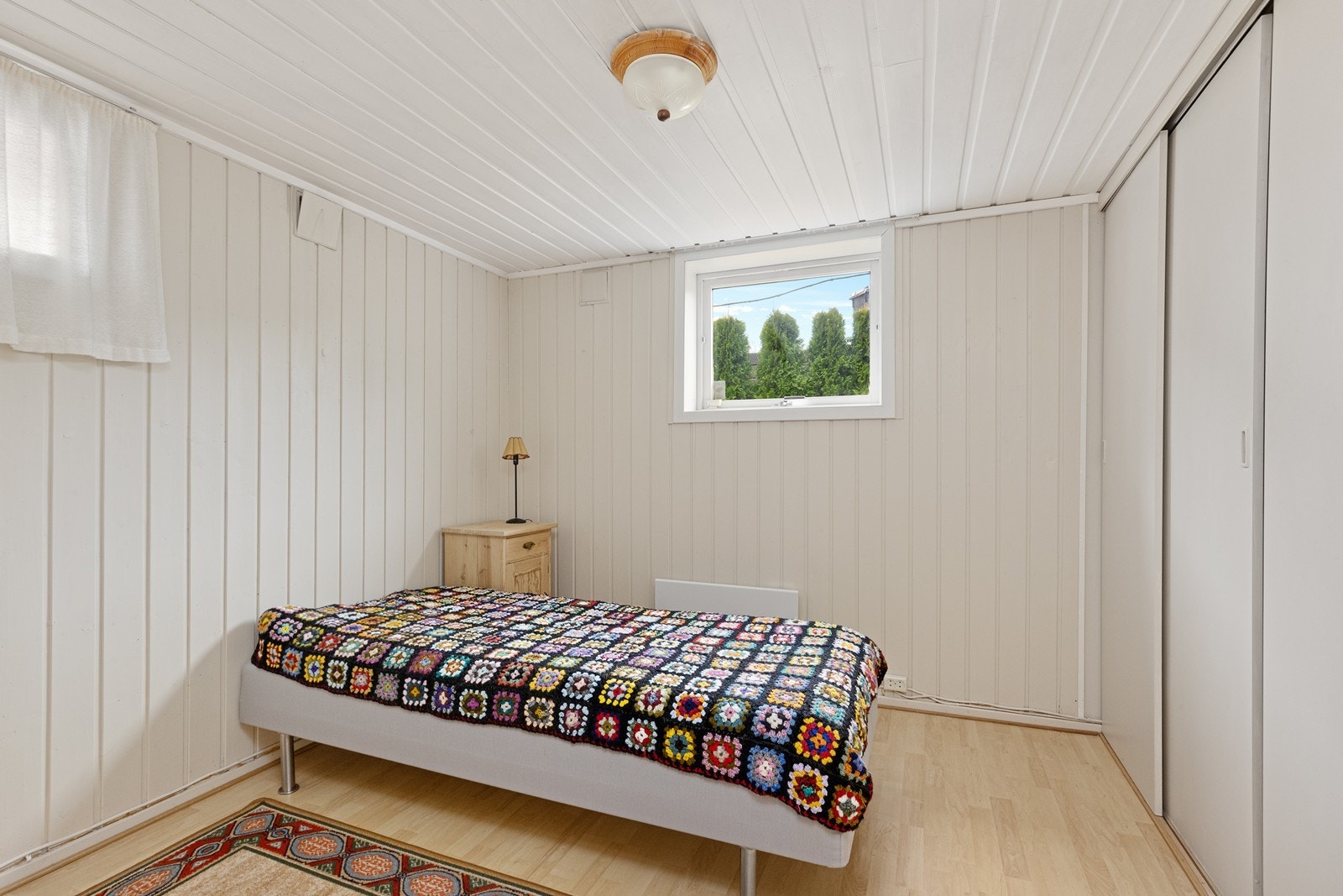 Soverom i kjelleretasjen med skyvedørsgarderobe. Galleribilde