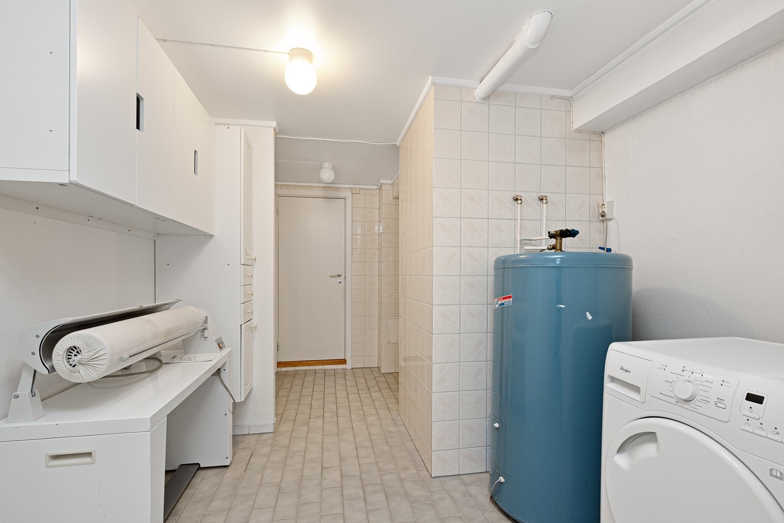 Stort, kombinert vaskerom og bad i underetasjen med god plass til vaskemaskin og tørketrommel. Galleribilde
