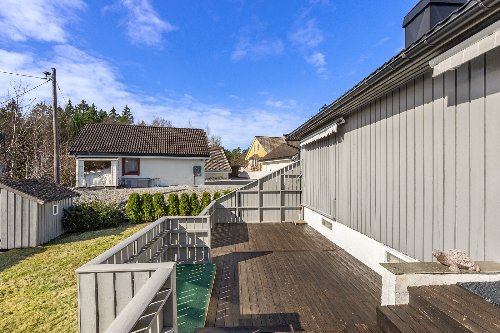 Sydvestvendt terrasse med gode solforhold. Galleribilde