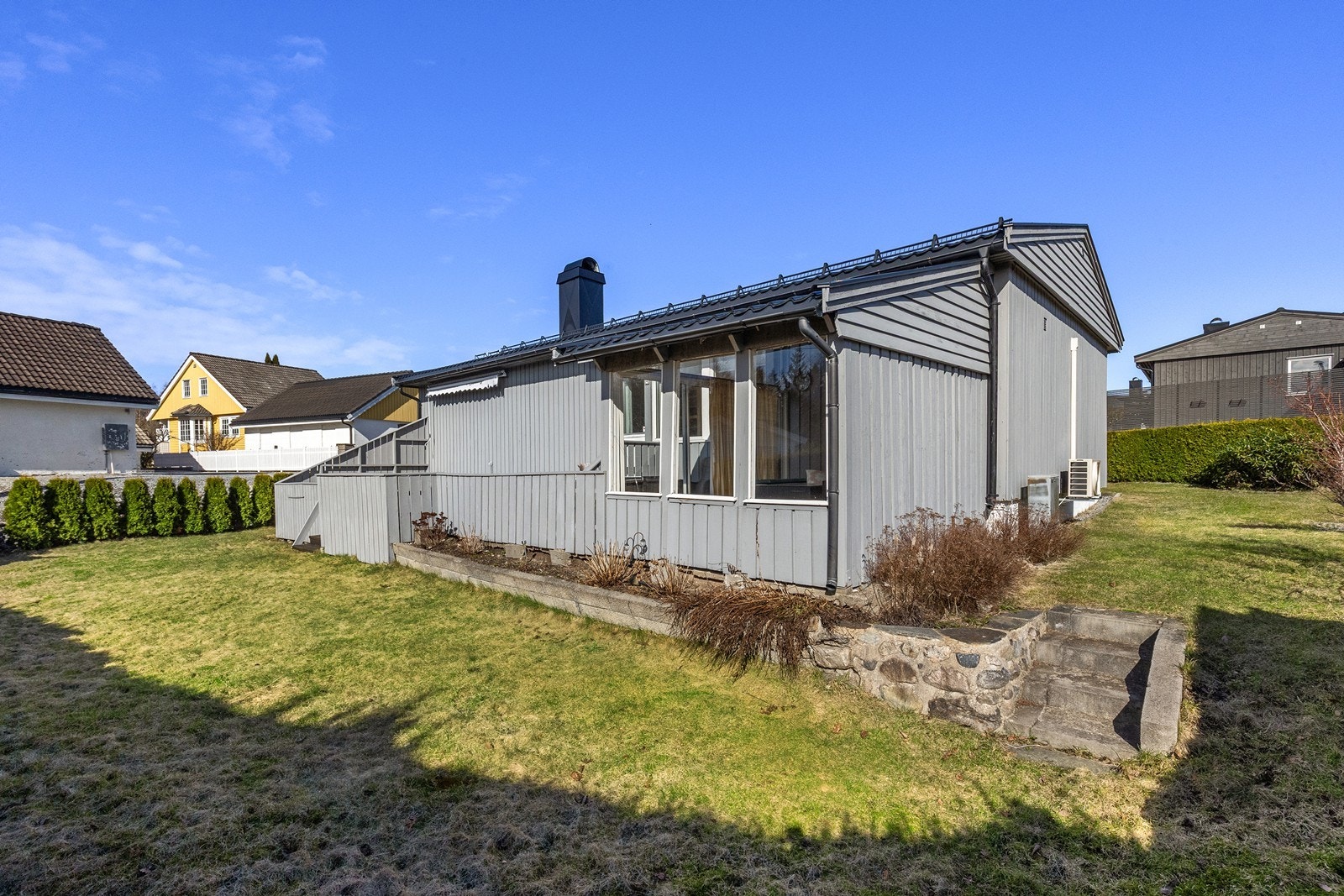 Eiendommen har en pent opparbeidet tomt med gode plenarealer for lek og aktivitet. Galleribilde