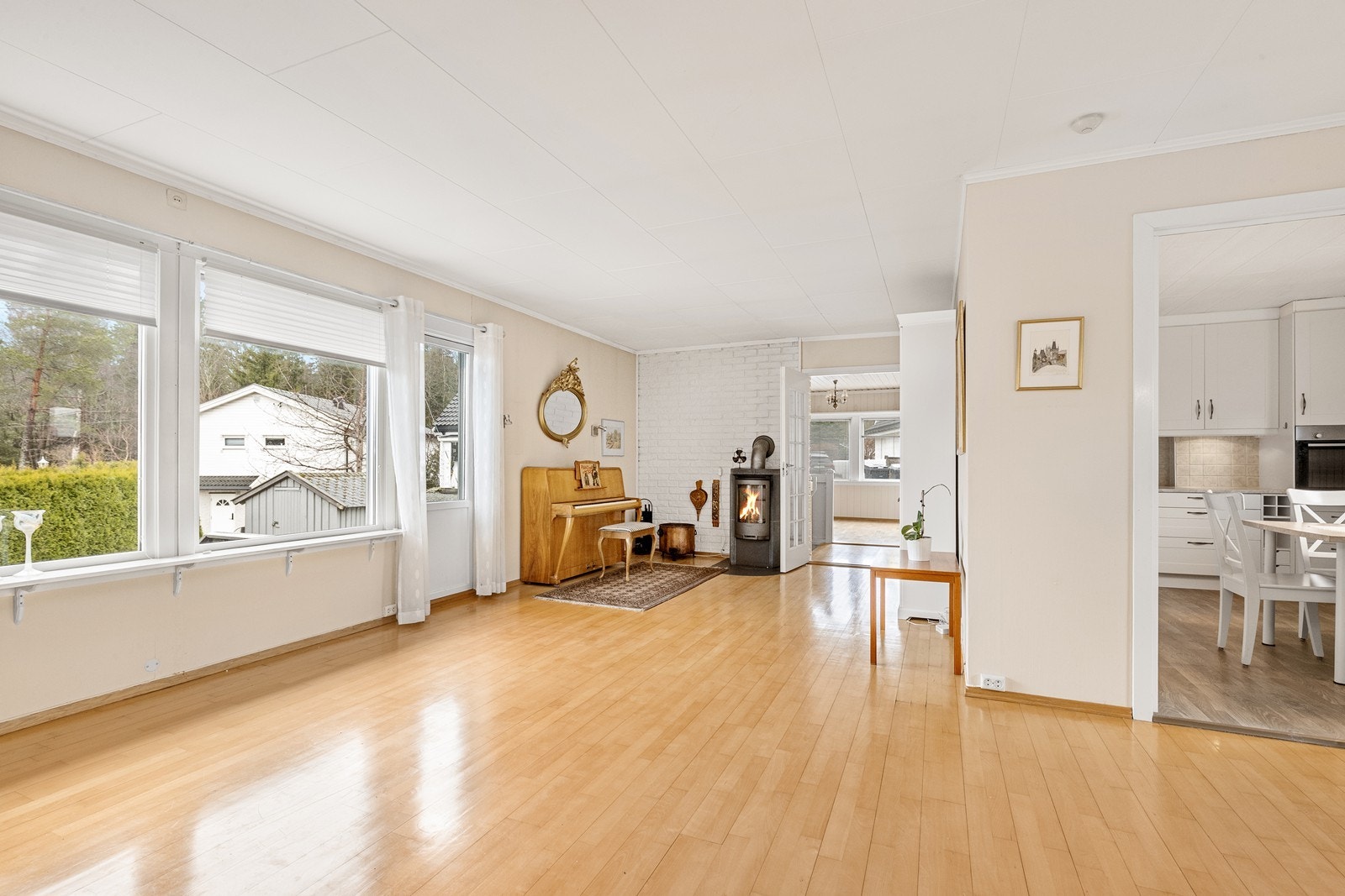 Stue med vedovn og utgang til terrassen Galleribilde