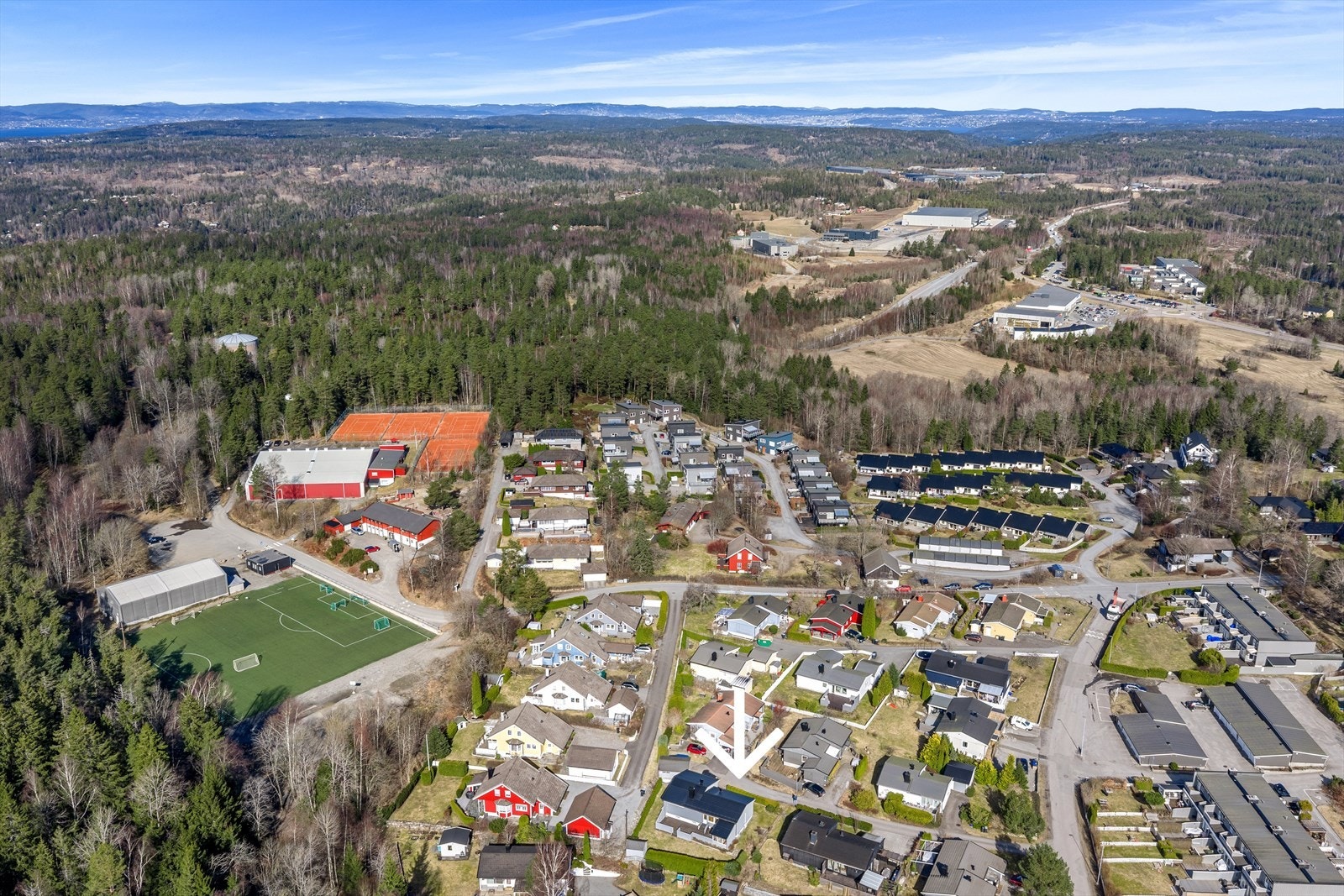 Området byr på et rikt aktivitetstilbud, med blant annet fotballbane, golfbane tennisanlegg og turområder. Galleribilde