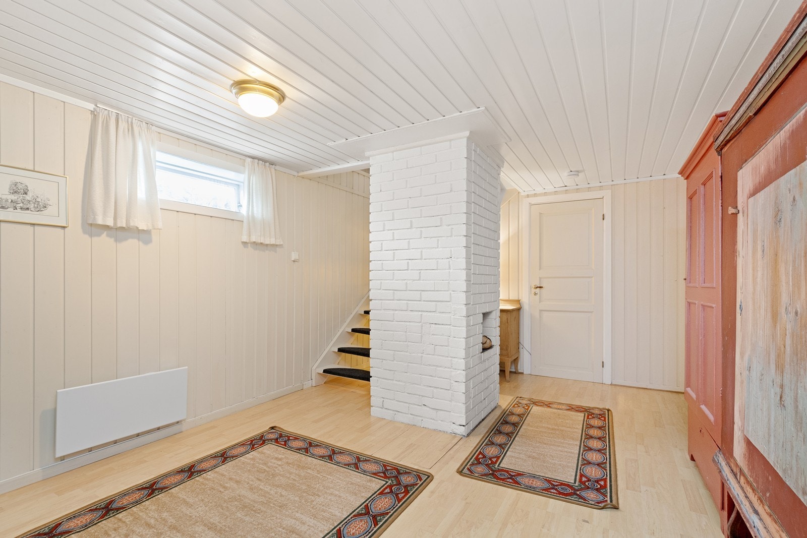 Underetasjen inneholder en romslig gang som kan fungere som en ekstra kjellerstue. Galleribilde