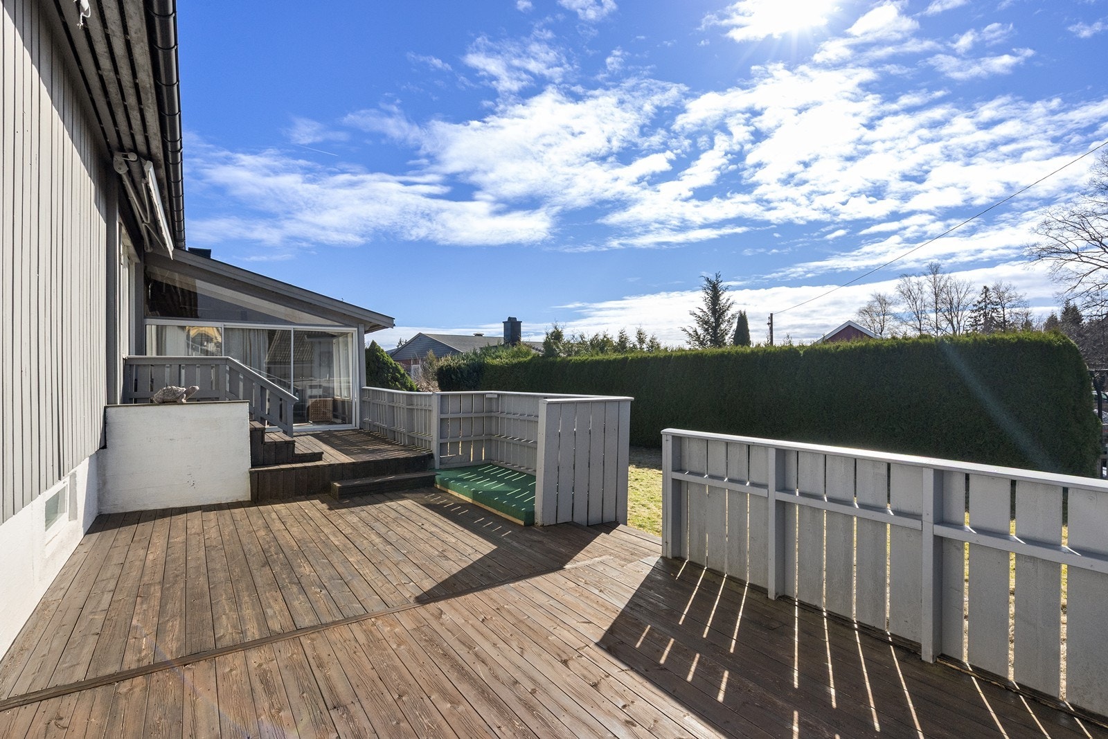 Stor terrasse med god plass til både spisebord og loungegruppe. Galleribilde
