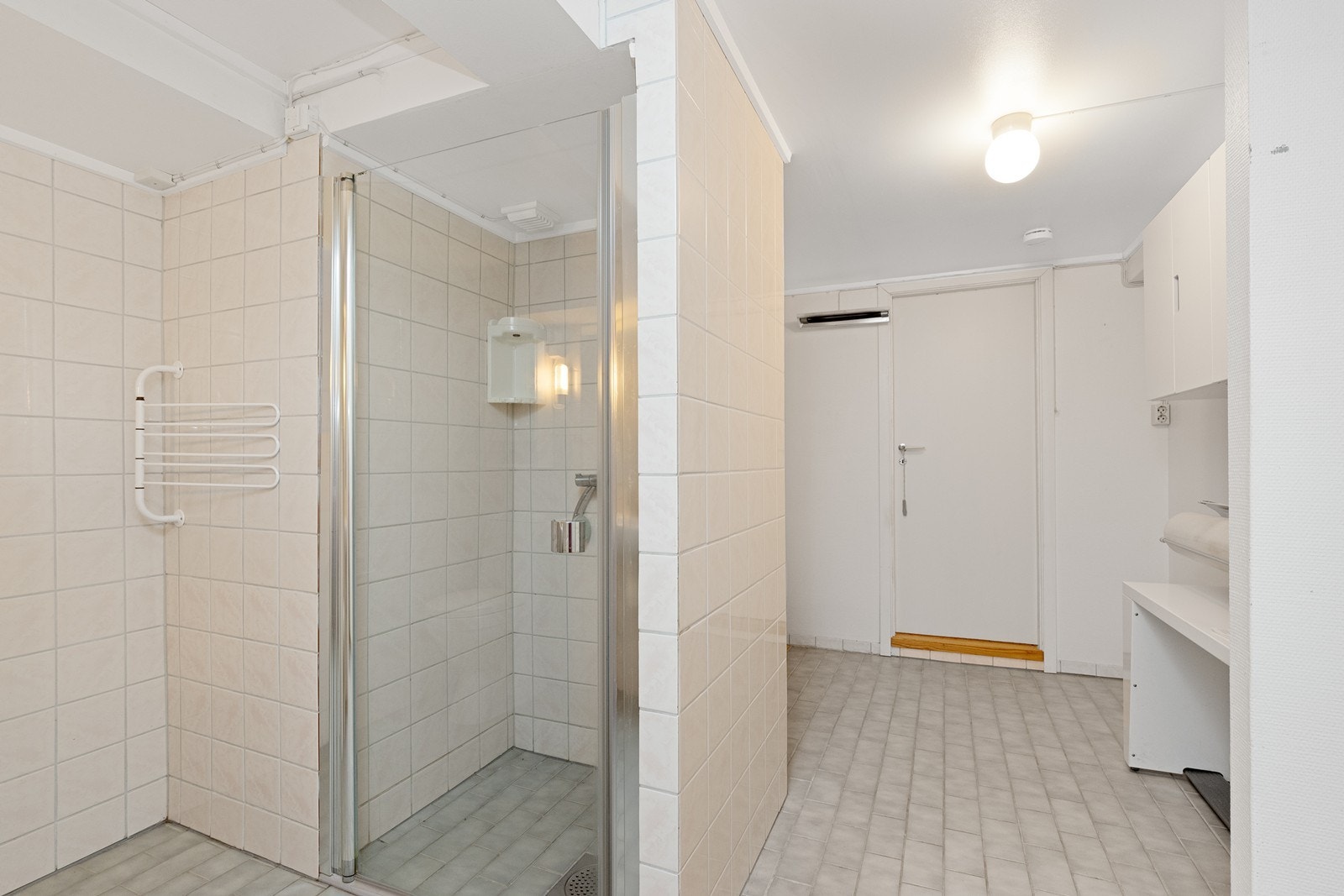 Kombinert bad og vaskerom i kjelleretasjen. Galleribilde