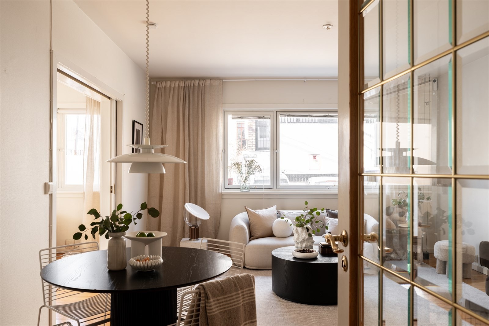 Leiligheten har en fleksibel planløsning som gir flere innredningsmuligheter, og rikelig med lysinnslipp fra tre sider. Galleribilde