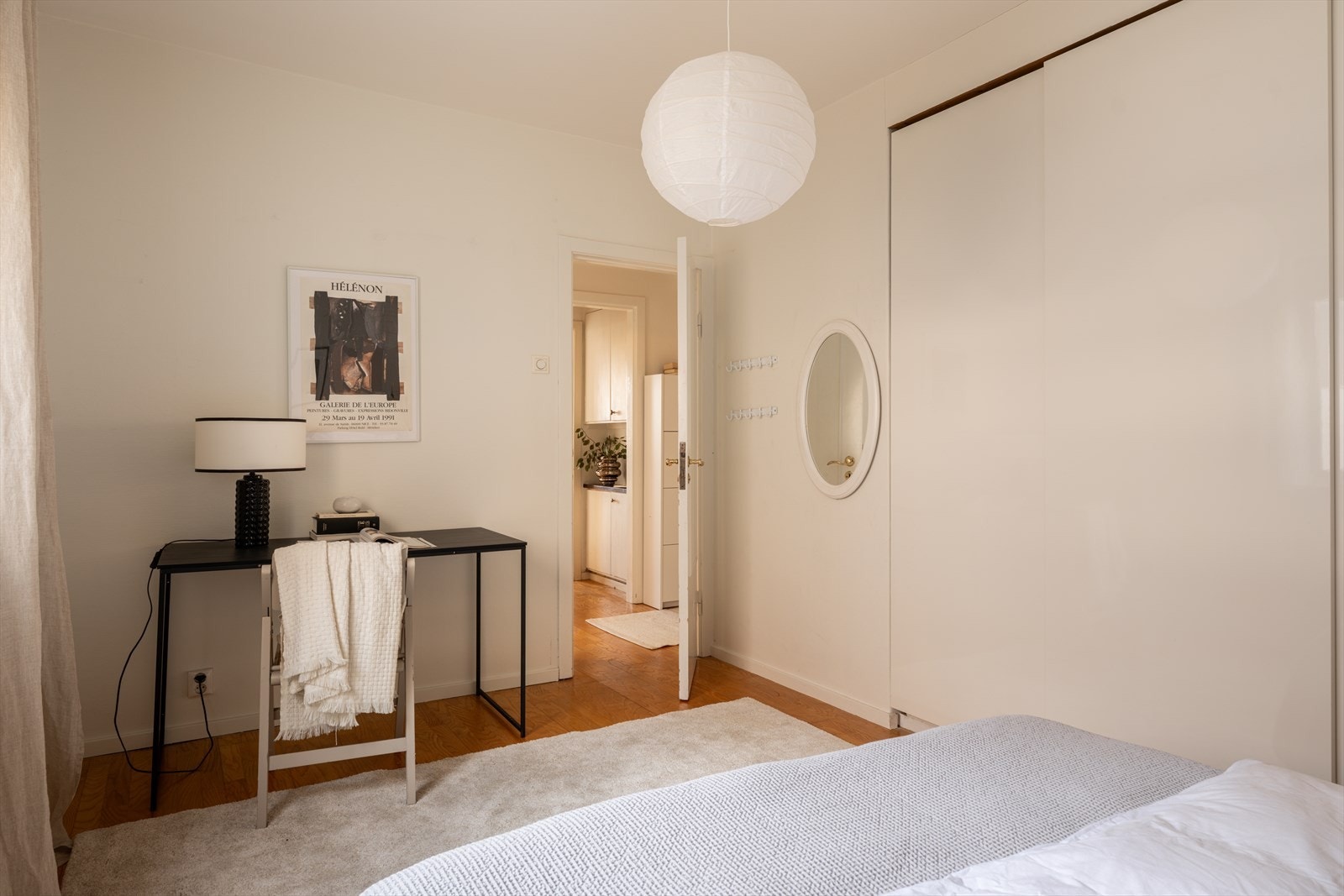 Rommet har også plass til en kontorpult eller en lesekrok ved vinduet. Galleribilde