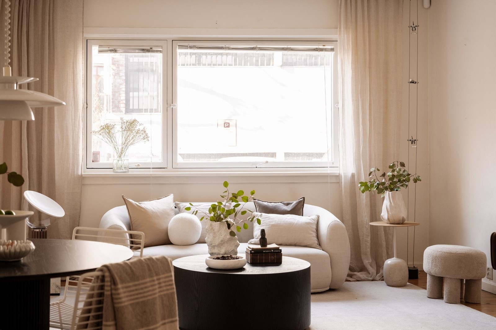 Store vindusflater slipper inn rikelig med naturlig lys og skaper en behagelig atmosfære. Galleribilde