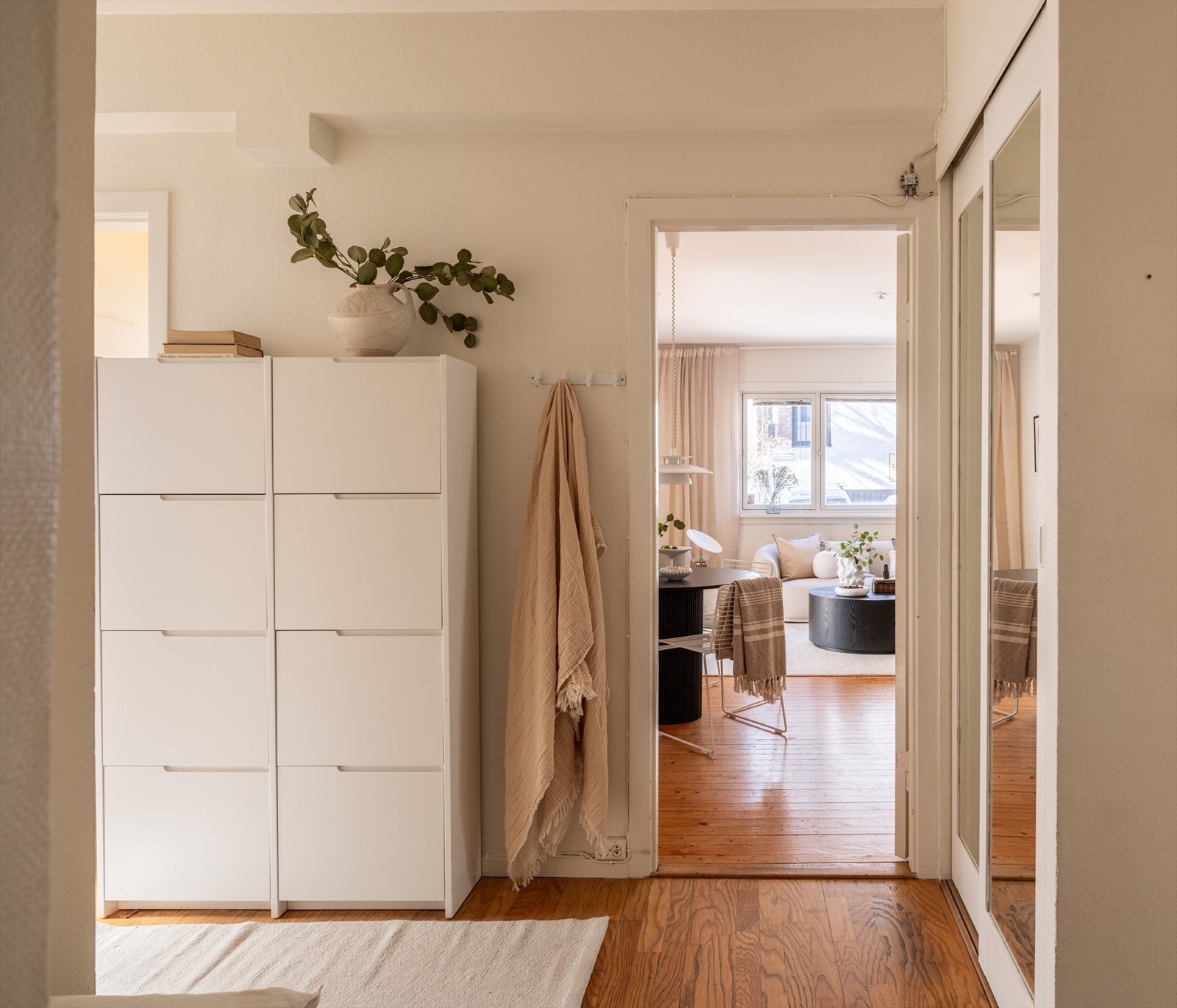 Entréen gir et godt førsteinntrykk og har plass til oppbevaringsløsninger for yttertøy og sko i bl.a. en spesialbygd skyvedørsgarderobe. Galleribilde