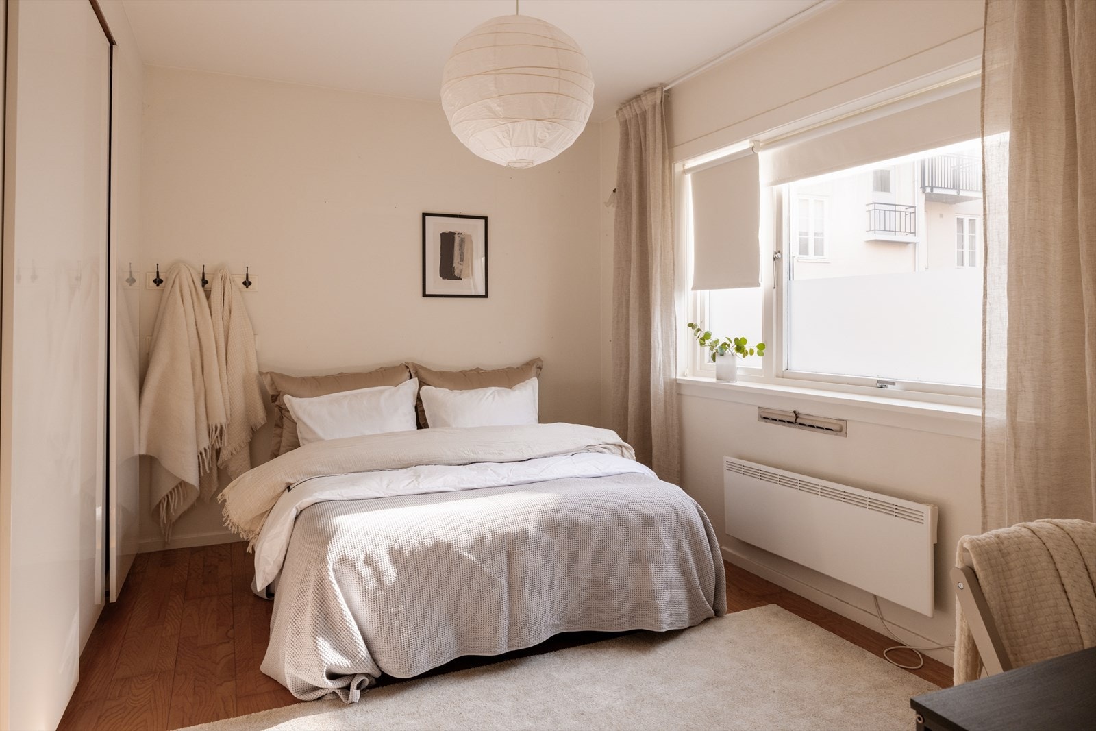 Soverom ll er lyst og innbydende, med god plass til stor skyvedørsgarderobe (3,14 m og høyde på 2,65 m) med masse lagringsplass. Galleribilde