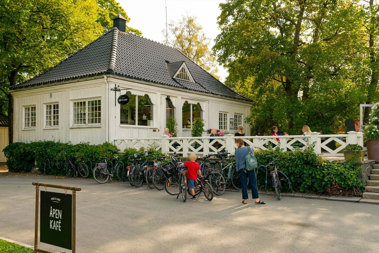 Her er det flere populære kafeer, som f.eks Anne på landet. Galleribilde