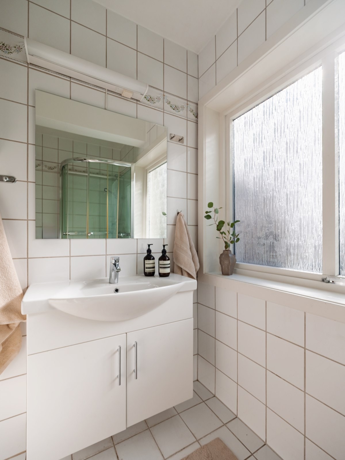Badet har et stort vindu som gir godt med dagslys og mulighet for utlufting gjennom vindu og ventil. Galleribilde