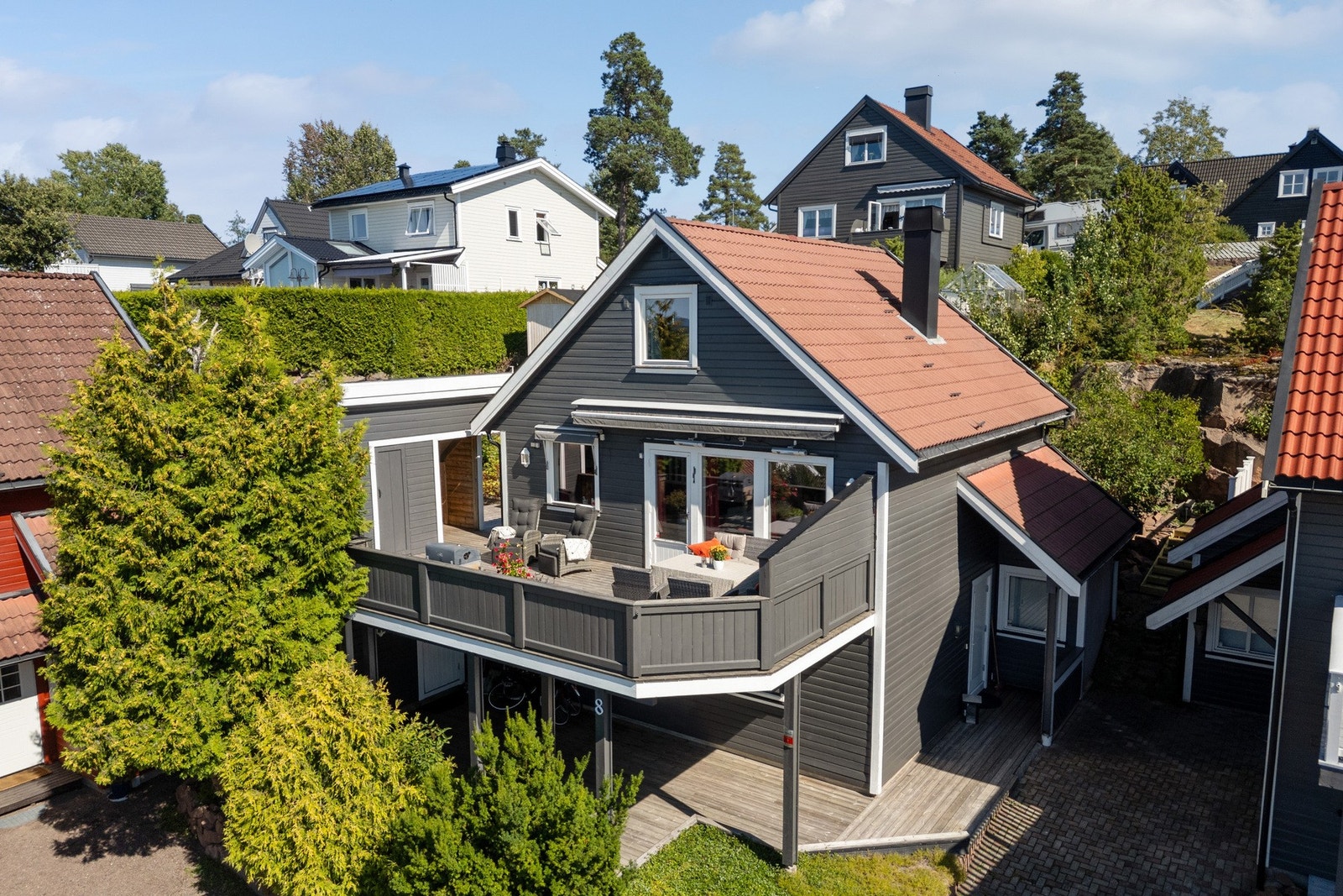 Hanna Sundby v/ EIE Tønsberg ønsker velkommen til Vearkleiva 8! Foto: Bjørn Kjærra. Galleribilde