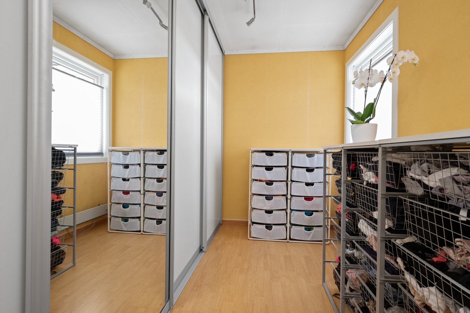 Soverom som i dag benyttes som garderoberom. Galleribilde