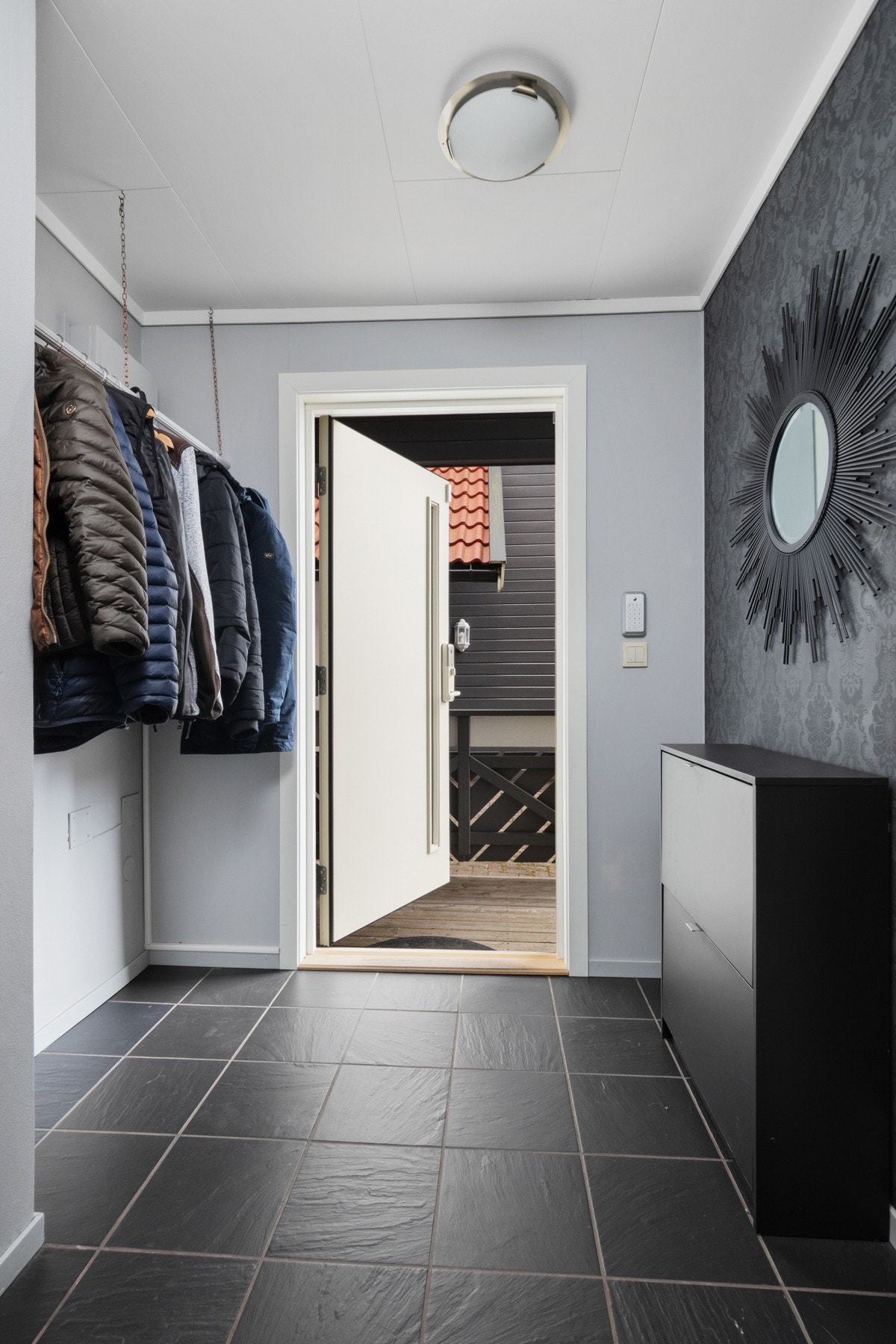 Boligen har vindfang og gang med adkomst til de ulike rommene. Innvendige overflater består av blant annet laminatgulv og fliser, samt malte flater og trepanel på vegger og tak. Det er varmekabler i vindfang, gang og våtrom, noe som gir økt komfort i hver Galleribilde