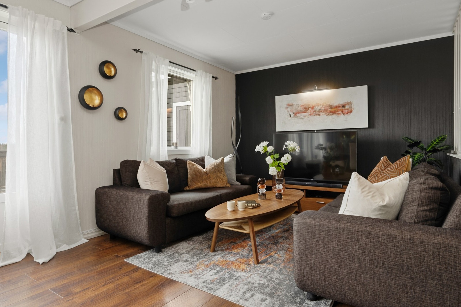 Koselig stue med plass til sofagruppe og tv benk. Galleribilde