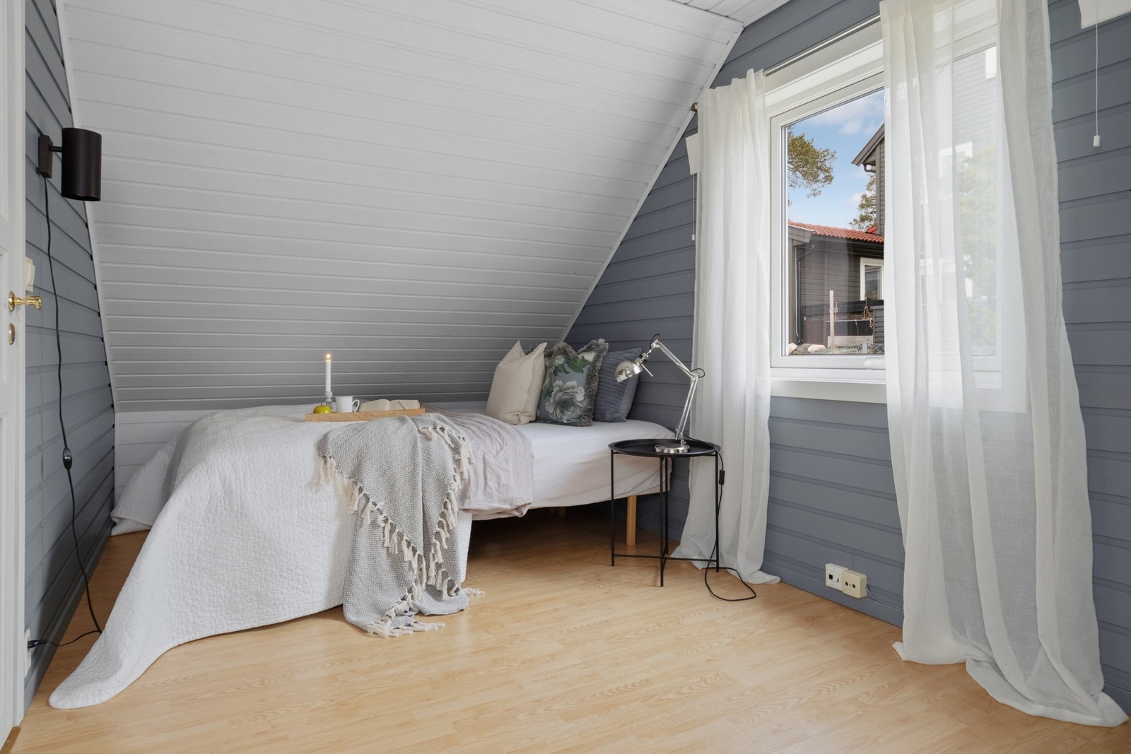 Soverom nr. 2 i 2. etasje passer perfekt som gjesterom, barnerom eller kontorplass. Galleribilde