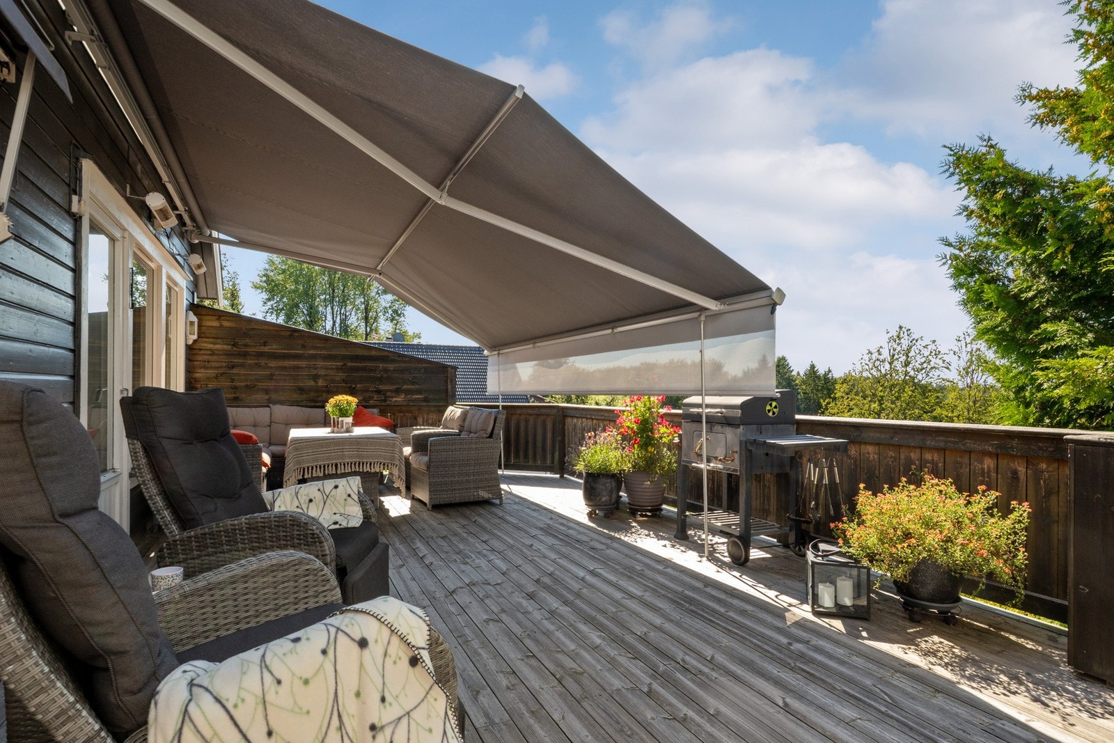 Eiendommen byr på flere gode uteplasser rundt boligen. Det er etablert terrasseområder fra ca. 2005-2007, med terrasseplatting i underetasjen og terrasse i 1. etasje som går rundt deler av boligen. Her er det gode solforhold og plass til utemøbler. Uteomr Galleribilde