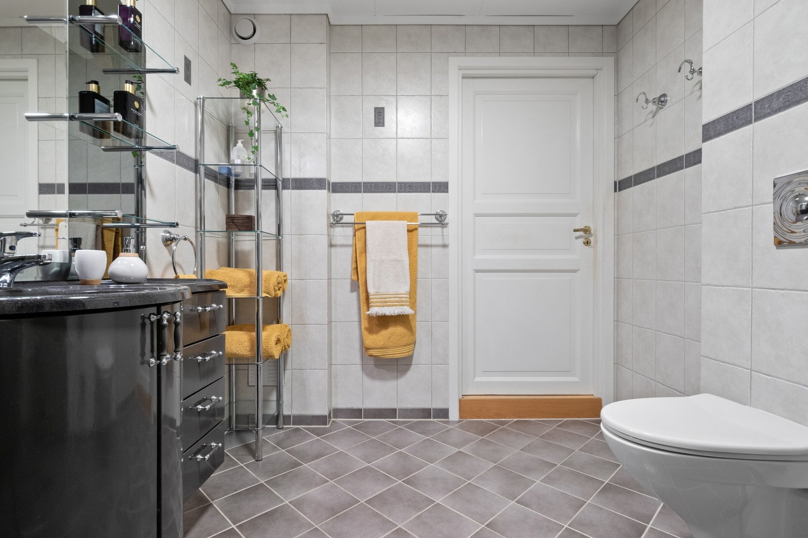 Badet i underetasjen er fra 2006 og inneholder blant annet dusjløsning, servant og veggmontert toalett. Galleribilde