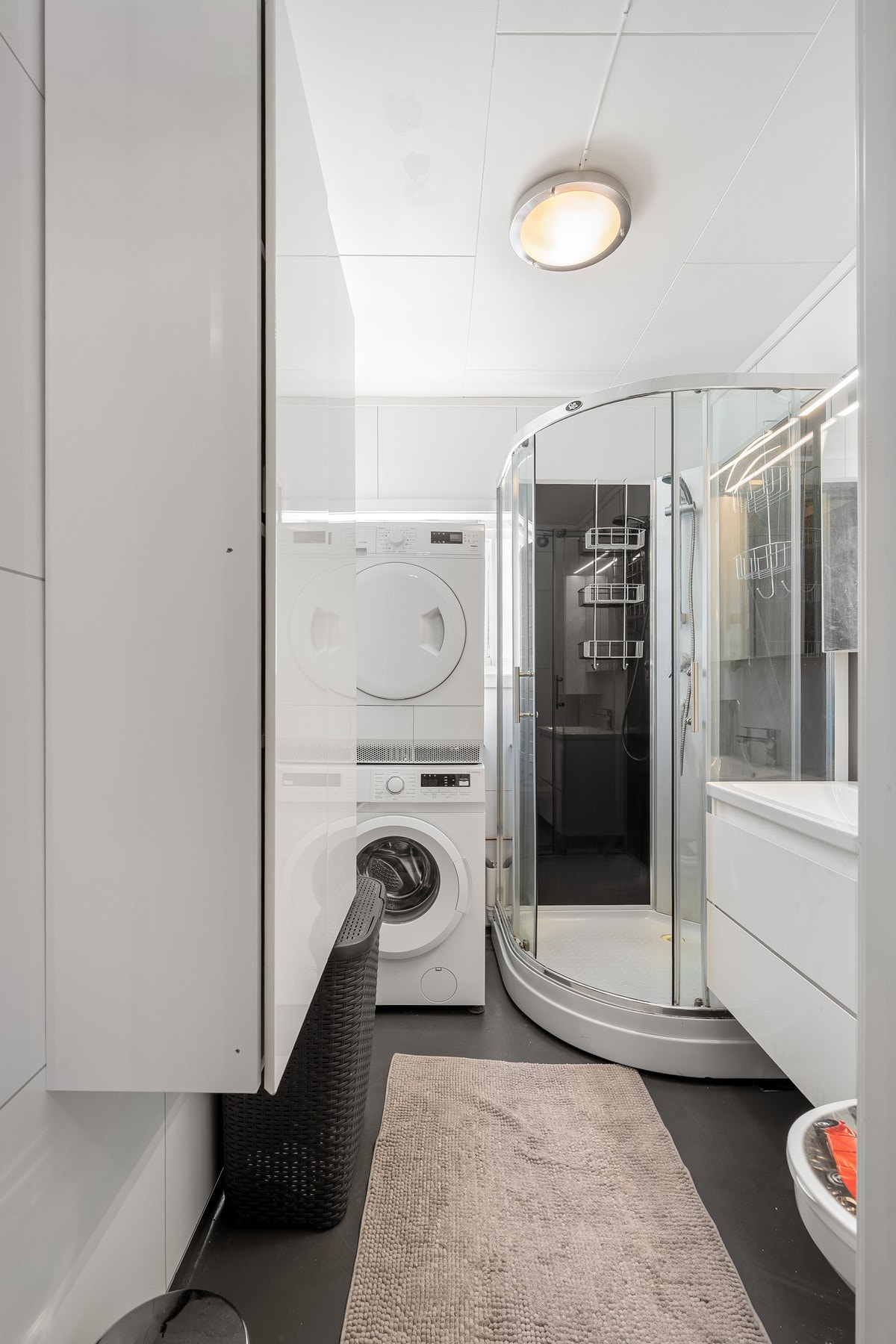 Det er opplegg for både vaskemaskin og tørketrommel på badet Galleribilde
