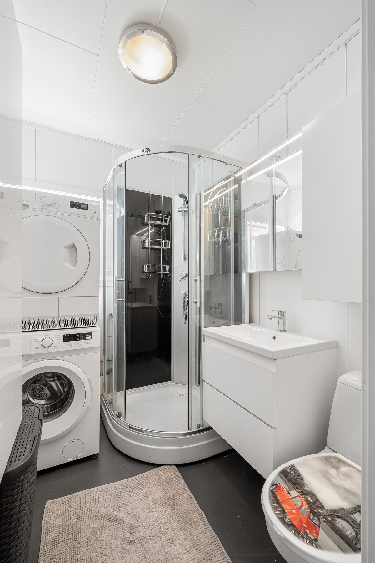 Badet er oppgradert i 2019 med nytt dusjkabinett, toalett og innredning Galleribilde
