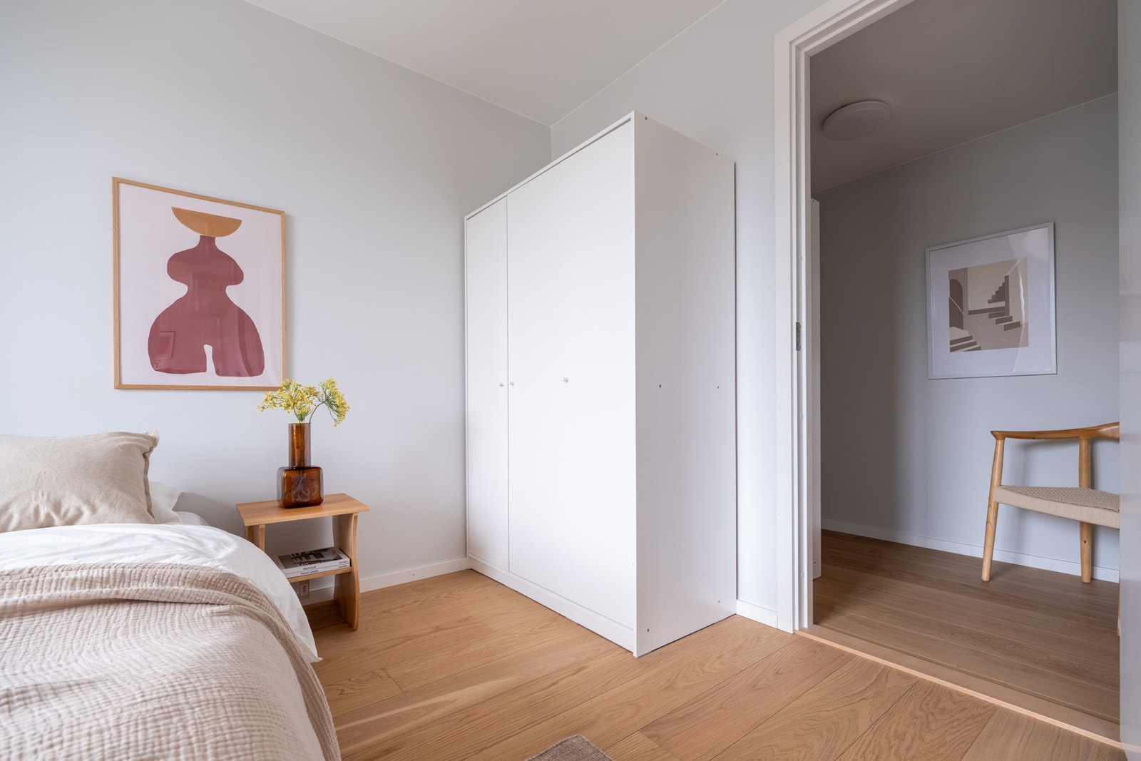Garderobeskapet medfølger. Galleribilde