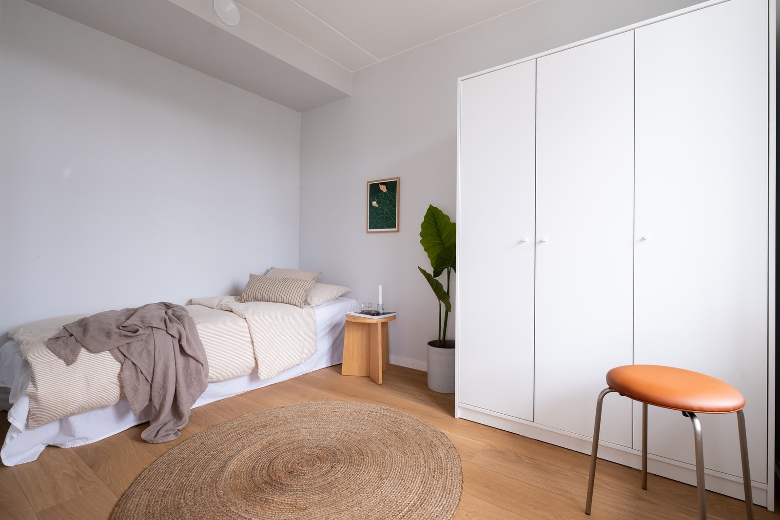 Soverom to har også fin plass til seng, oppbevaring og skrivepult. Galleribilde