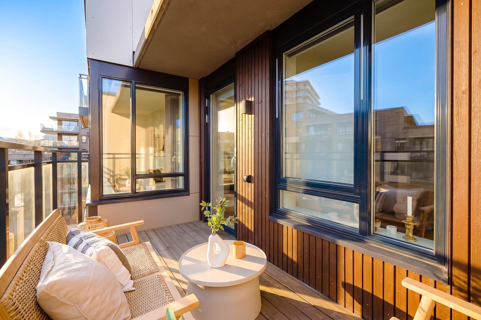 Balkongen er på 8 kvm og gir med det god plass til både loungemøblement, grill og beplantning. Bildet er delvis AI-redigert. Utsikt og solforhold er representative, med mindre avvik. Galleribilde
