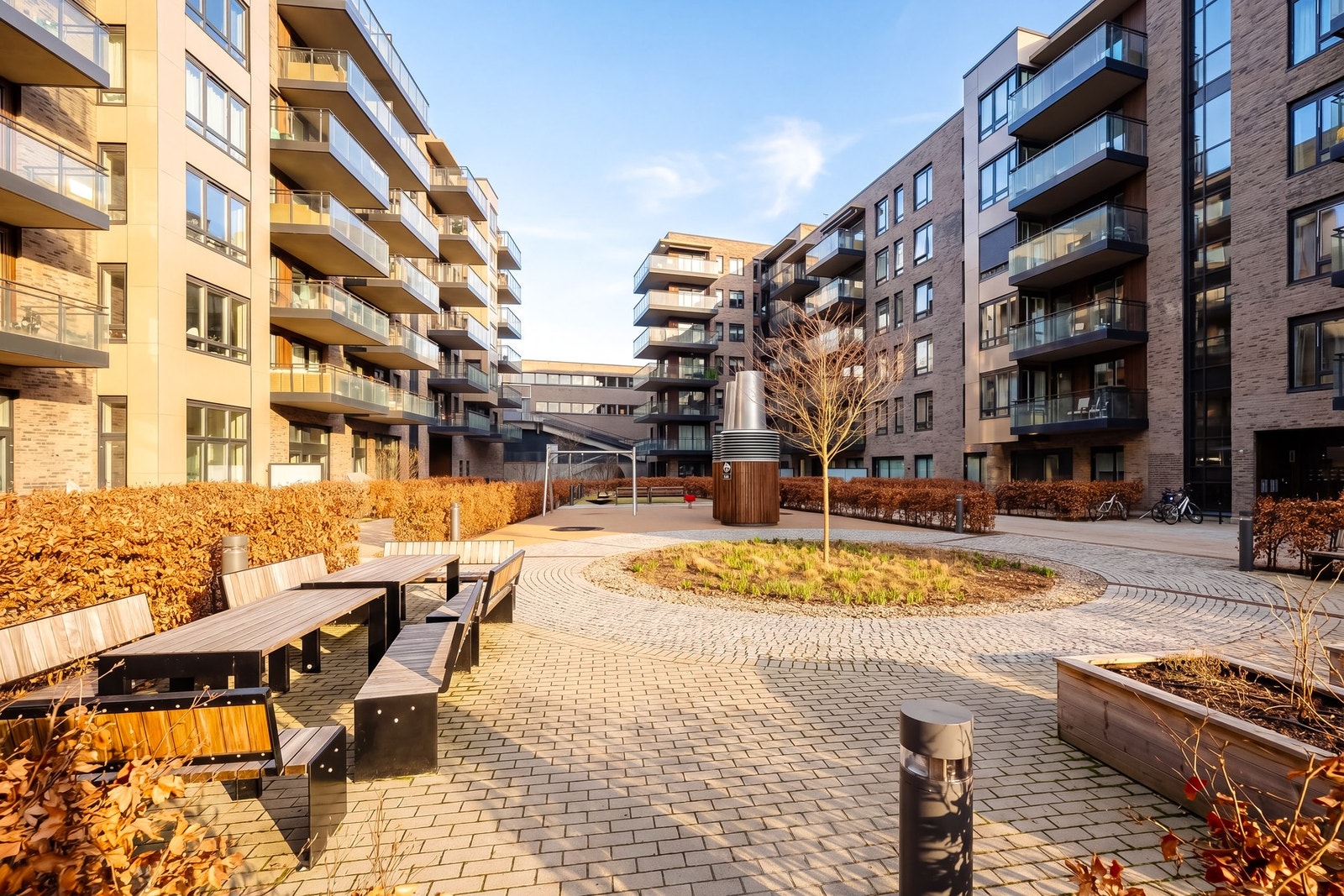 Sameiet er pent opparbeidet sittegrupper, pergola og lekeplass for de minste. Galleribilde