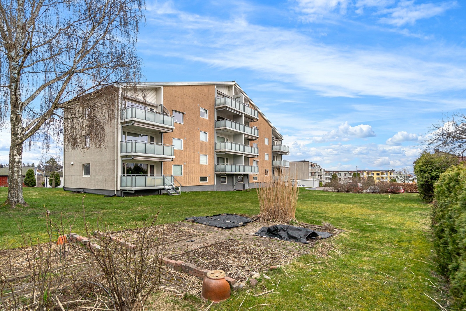 Fasaden med felles hage Galleribilde