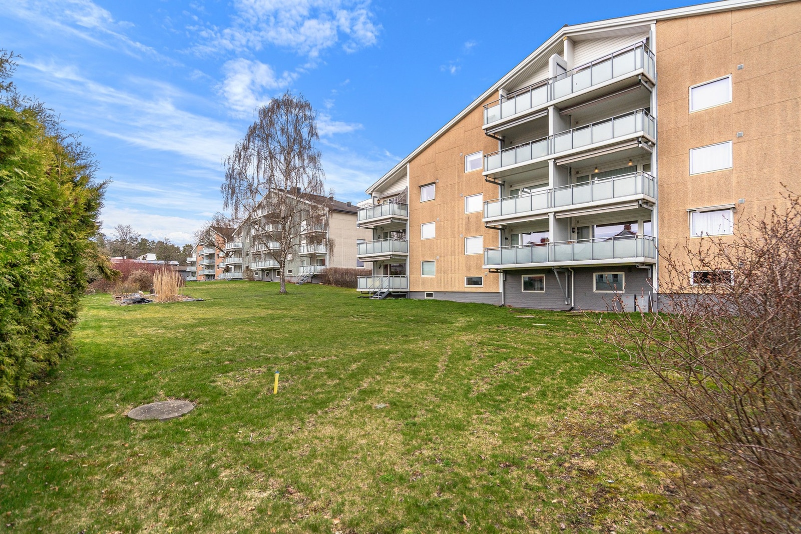 Stor felles hage med god plass til lek og moro for store og små Galleribilde