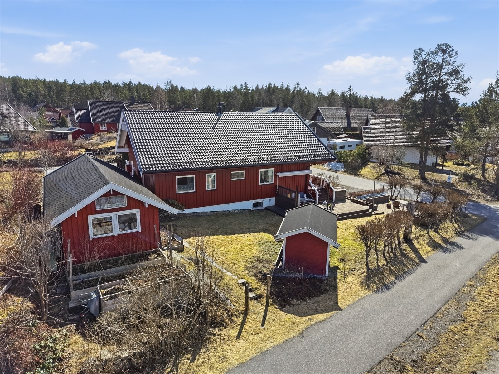 Eiendommen ligger solrikt til i et etablert og attraktivt boligområde på Gamlegrendåsen. Galleribilde