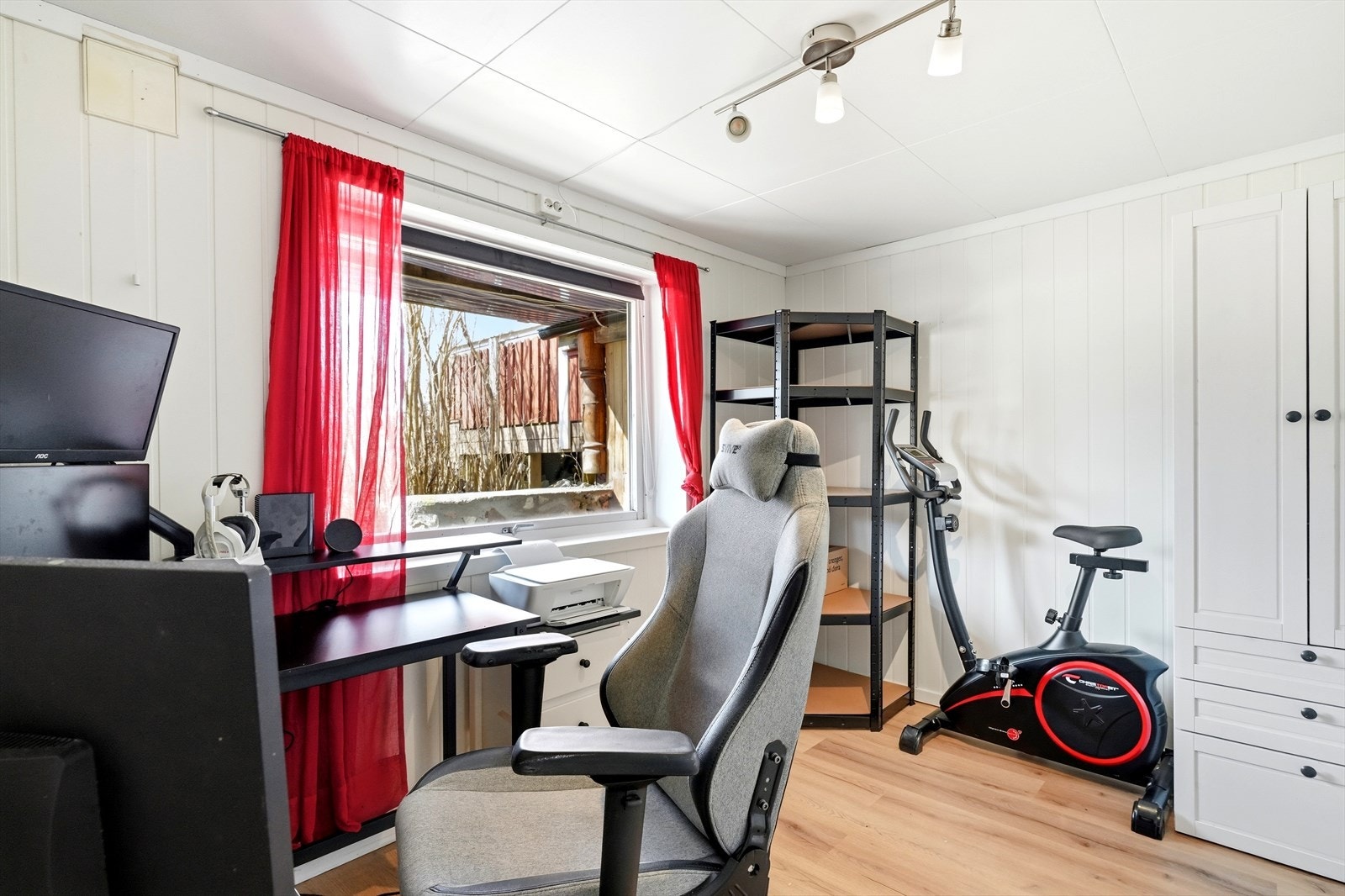 Rom innredet som kontor (Rommet fremkommer som bod på fremlagte bygningstegninger fra Kongsberg kommune og er ikke byggesøkt og godkjent for varig opphold.) Galleribilde