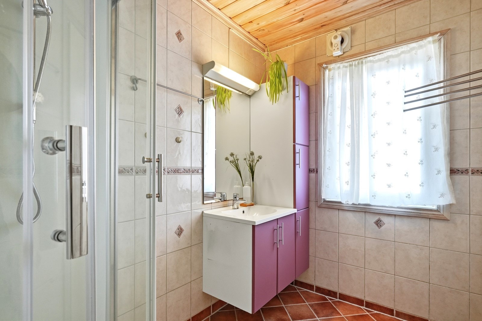 Badet er fliselagt med elektriske varmekabler på gulv, fliselagt på vegger og har panel i himling. Galleribilde
