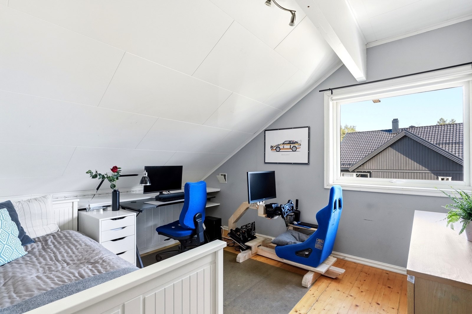 Soverom med god plass til seng, skrivepult og kommode for klesoppbevaring. Galleribilde