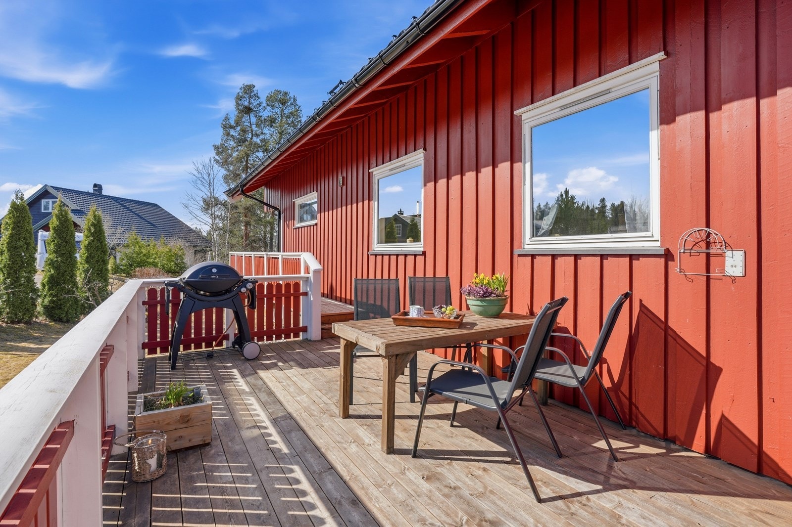 Stor terrasse med god plass til å innrede med utemøbler. Galleribilde