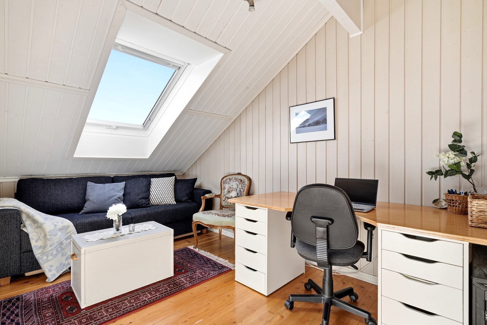 Soverom/kontor. Rommet er i dag innredet som kontor, men egner seg godt som soverom - her har man god plass til seng og klesskap. Galleribilde