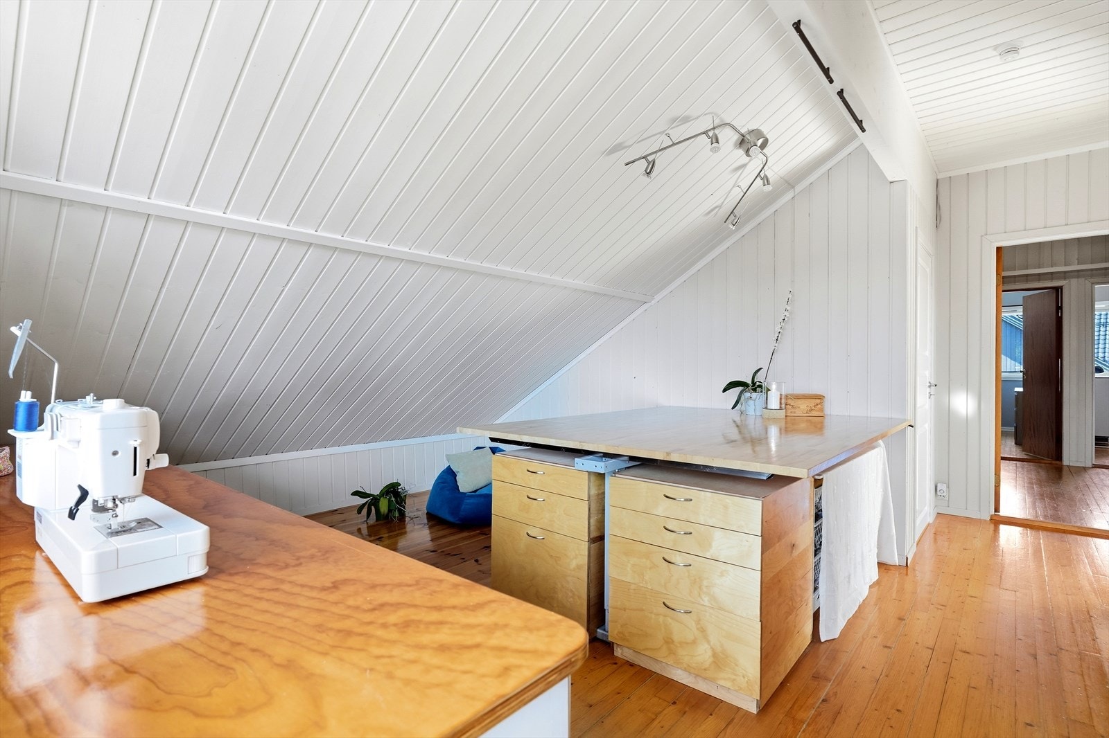 Her har man god plass til å innrede med sofagruppe. - En TV-stue for ungdommen i huset. Galleribilde