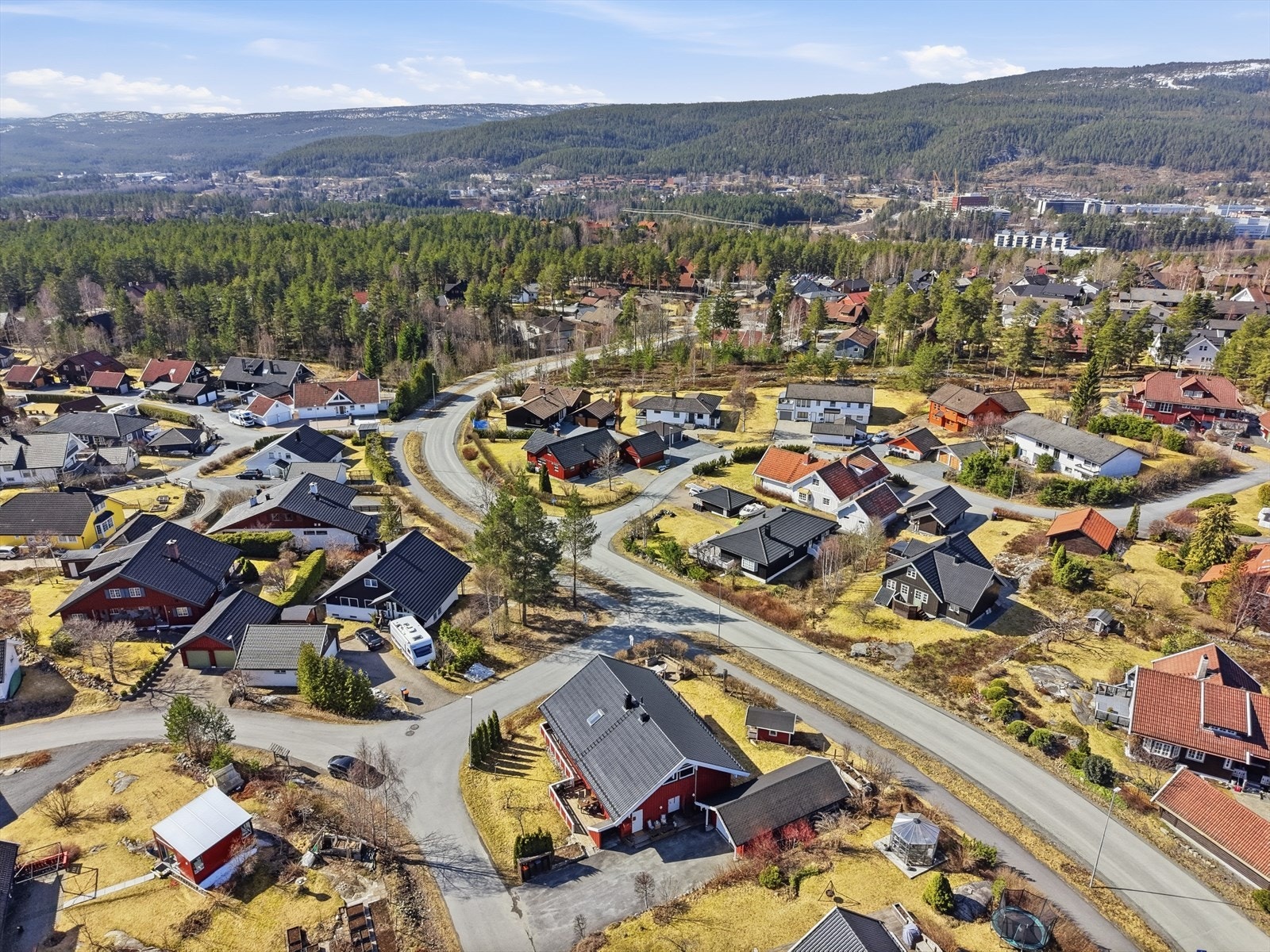 Eiendommen ligger barnevennlig til med gangavstand til skole, barnehage og dagligvare, samt gode bussforbindelser til sentrum. Galleribilde