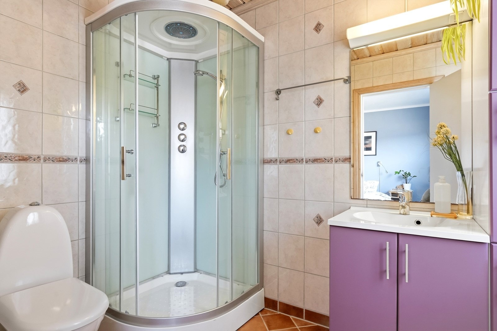 Badet har innredning med nedfelt servant, toalett og dusjkabinett. Badet opplyses å være oppusset i ca 2005 i følge tilstandsrapporten. Galleribilde