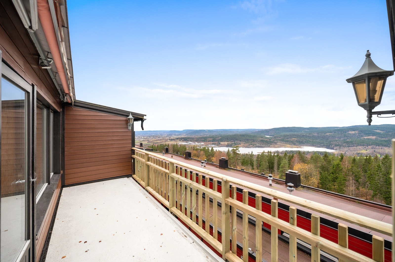 Balkongen er vestvendt med en hyggelig mot Bogstad og Sørkedalen. Galleribilde