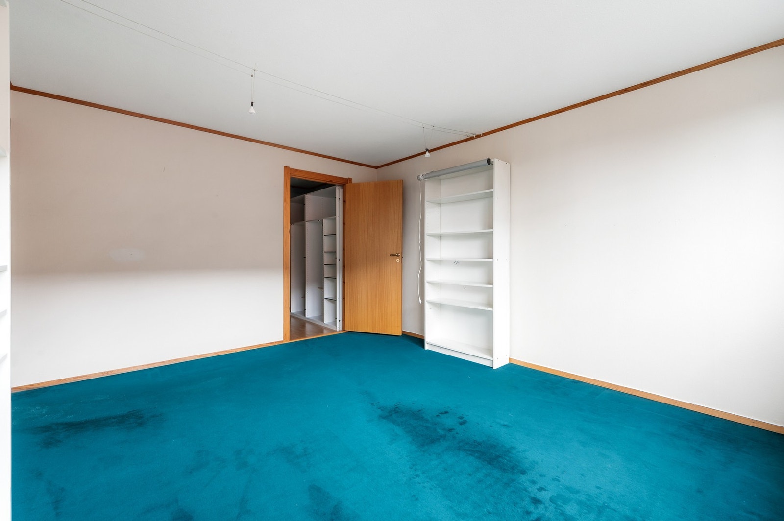 Det romslige soverommet har plass til både soveromsinnredning og ønsket møblering. Galleribilde