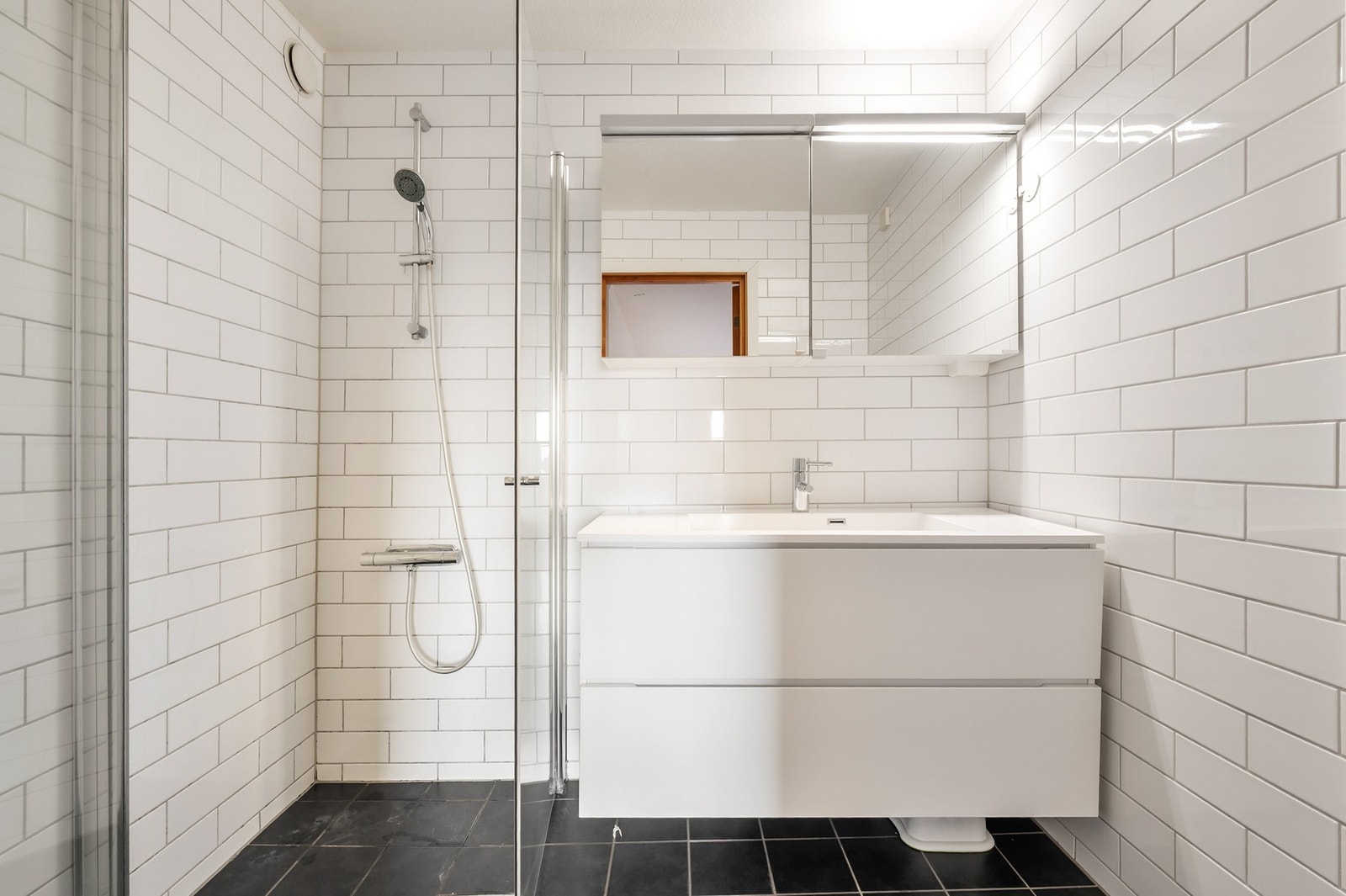 Badet er pent og lekkert med flislagt gulv. Galleribilde