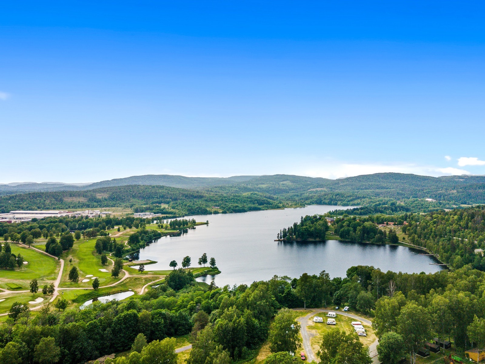 Leiligheten har en attraktiv beliggenhet ved Bogstad, omgitt av flotte naturområder, idylliske turstier og kort vei til en av Norges beste golfbaner. Galleribilde