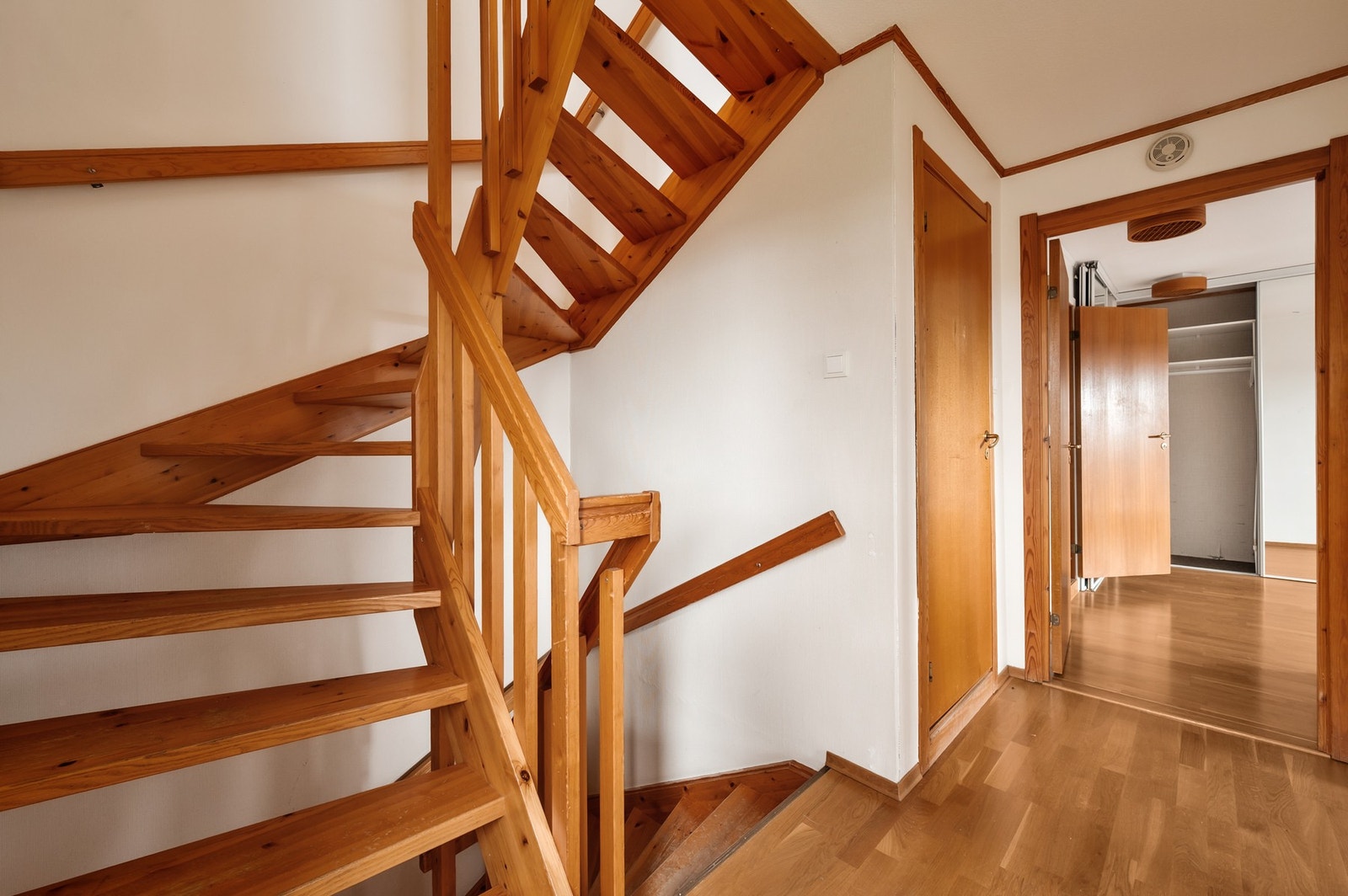 2 etasje består av gang, to bad, tre soverom samt garderobe. Galleribilde