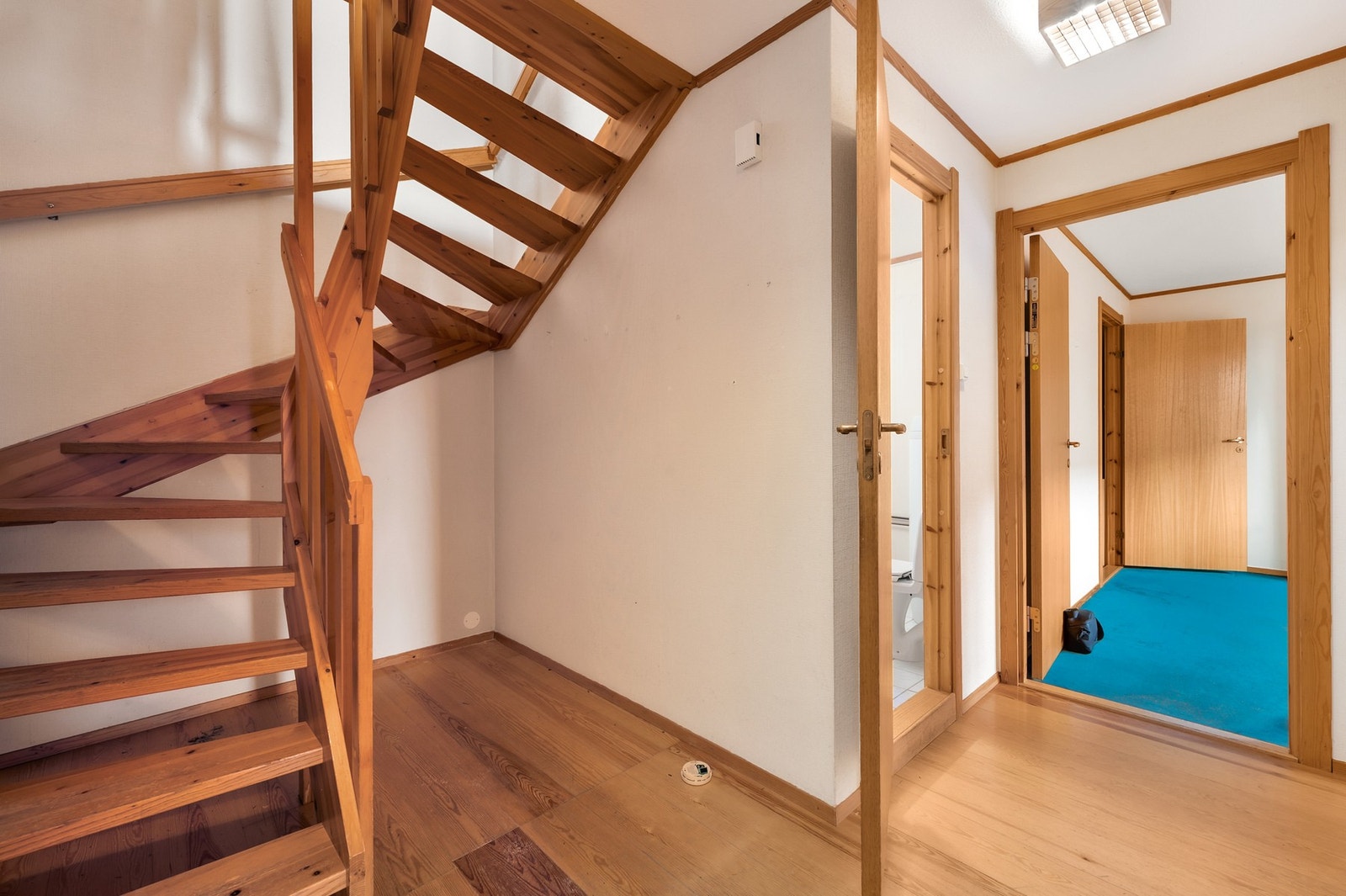 1. etasje består av vindfang, bod, gang, vaskerom, soverom og garderobe. Galleribilde