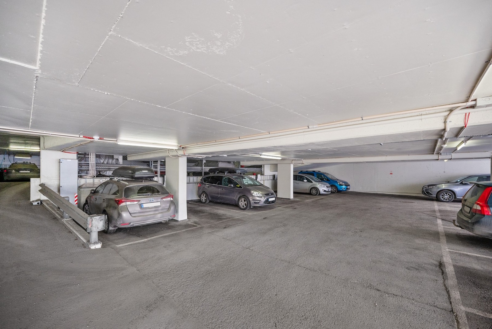 Det følger med en parkeringsplass i felles parkeringskjeller. I tillegg disponerer sameiet 12 plasser som leies ut. Galleribilde