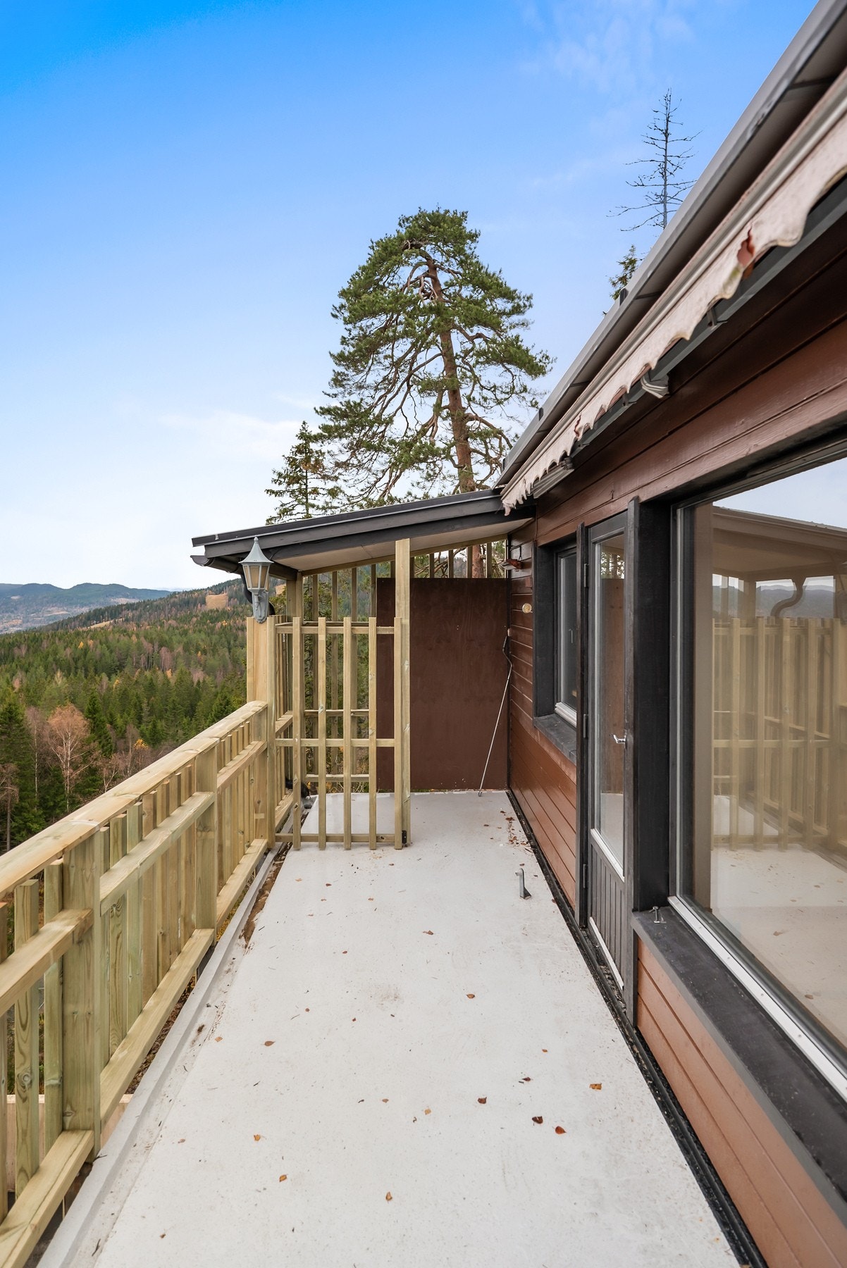 En liten plass av balkongen er under tak, noe som gjør den godt egnet til bruk også når det regner. Galleribilde